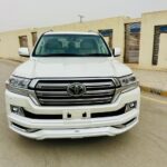 Toyota Land Cruiser V8 – White Edition Mushtarka Motors Showroom 📅 Model Year: 2016 – 2021 🎨 Color: Super White / Pearl White ⚙️ Engine Type: 4.5L V8 Twin Turbo Diesel / 4.6L V8 Petrol (1UR-FE) 🔄 Transmission: 6-Speed / 8-Speed Automatic ⛽ Fuel Type: Diesel / Petrol 📍 Registration City: Karachi / Lahore / Islamabad / NCP 📏 Mileage: 40,000 – 80,000 km