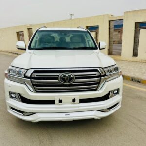 Toyota Land Cruiser V8 – White Edition Mushtarka Motors Showroom 📅 Model Year: 2016 – 2021 🎨 Color: Super White / Pearl White ⚙️ Engine Type: 4.5L V8 Twin Turbo Diesel / 4.6L V8 Petrol (1UR-FE) 🔄 Transmission: 6-Speed / 8-Speed Automatic ⛽ Fuel Type: Diesel / Petrol 📍 Registration City: Karachi / Lahore / Islamabad / NCP 📏 Mileage: 40,000 – 80,000 km