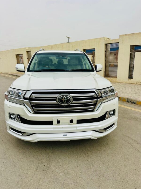 Toyota Land Cruiser V8 – White Edition Mushtarka Motors Showroom 📅 Model Year: 2016 – 2021 🎨 Color: Super White / Pearl White ⚙️ Engine Type: 4.5L V8 Twin Turbo Diesel / 4.6L V8 Petrol (1UR-FE) 🔄 Transmission: 6-Speed / 8-Speed Automatic ⛽ Fuel Type: Diesel / Petrol 📍 Registration City: Karachi / Lahore / Islamabad / NCP 📏 Mileage: 40,000 – 80,000 km