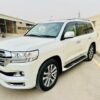 Toyota Land Cruiser V8 – White Edition Mushtarka Motors Showroom 📅 Model Year: 2016 – 2021 🎨 Color: Super White / Pearl White ⚙️ Engine Type: 4.5L V8 Twin Turbo Diesel / 4.6L V8 Petrol (1UR-FE) 🔄 Transmission: 6-Speed / 8-Speed Automatic ⛽ Fuel Type: Diesel / Petrol 📍 Registration City: Karachi / Lahore / Islamabad / NCP 📏 Mileage: 40,000 – 80,000 km