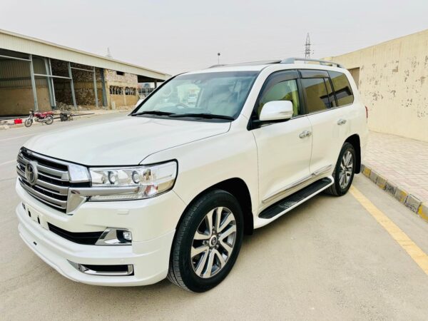Toyota Land Cruiser V8 – White Edition Mushtarka Motors Showroom 📅 Model Year: 2016 – 2021 🎨 Color: Super White / Pearl White ⚙️ Engine Type: 4.5L V8 Twin Turbo Diesel / 4.6L V8 Petrol (1UR-FE) 🔄 Transmission: 6-Speed / 8-Speed Automatic ⛽ Fuel Type: Diesel / Petrol 📍 Registration City: Karachi / Lahore / Islamabad / NCP 📏 Mileage: 40,000 – 80,000 km
