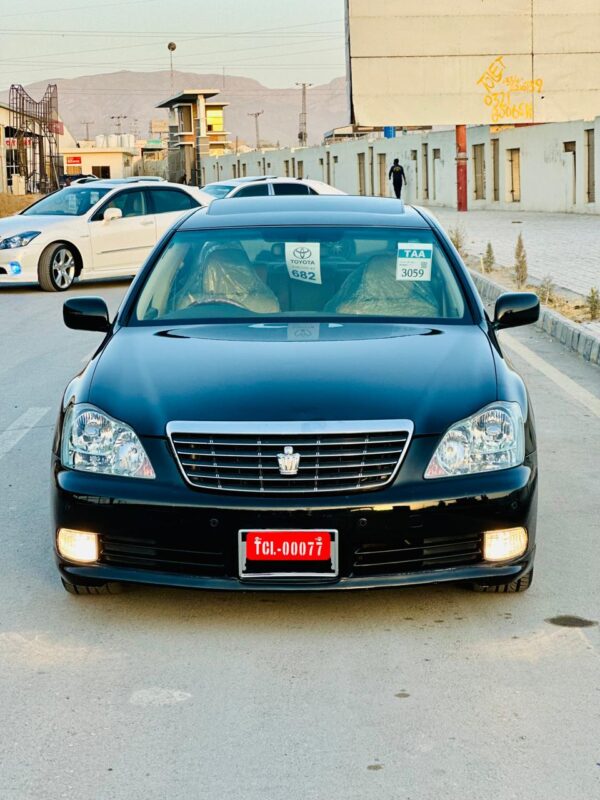 Toyota Crown Royal Saloon – Black Edition