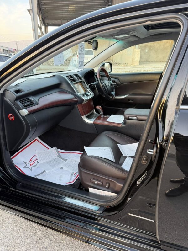 Toyota Crown Majesta 2011, Crown Majesta Black Executive, NCP Majesta for sale, Luxury sedan Pakistan, Toyota luxury car, Crown Majesta Quetta, Japanese luxury cars, Mushtarka Motors, Executive sedan, Crown Majesta sunroof, 20 inch alloys Majesta